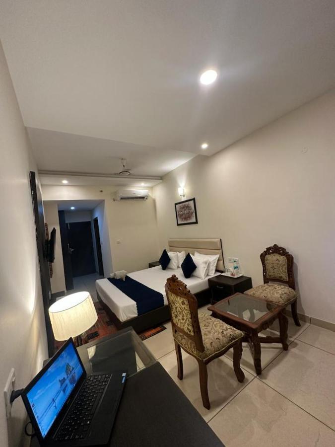 Zirakpur Hotel Jb Residency !! Luxurious & Royal Balcony Rooms !! Large Rooms מראה חיצוני תמונה