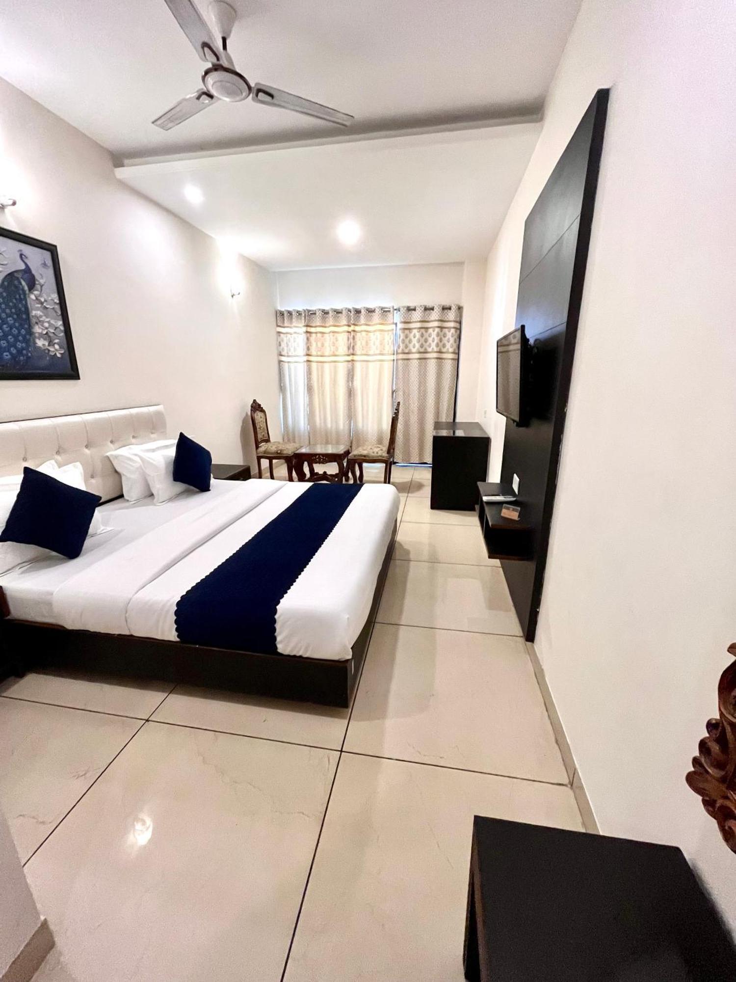 Zirakpur Hotel Jb Residency !! Luxurious & Royal Balcony Rooms !! Large Rooms מראה חיצוני תמונה