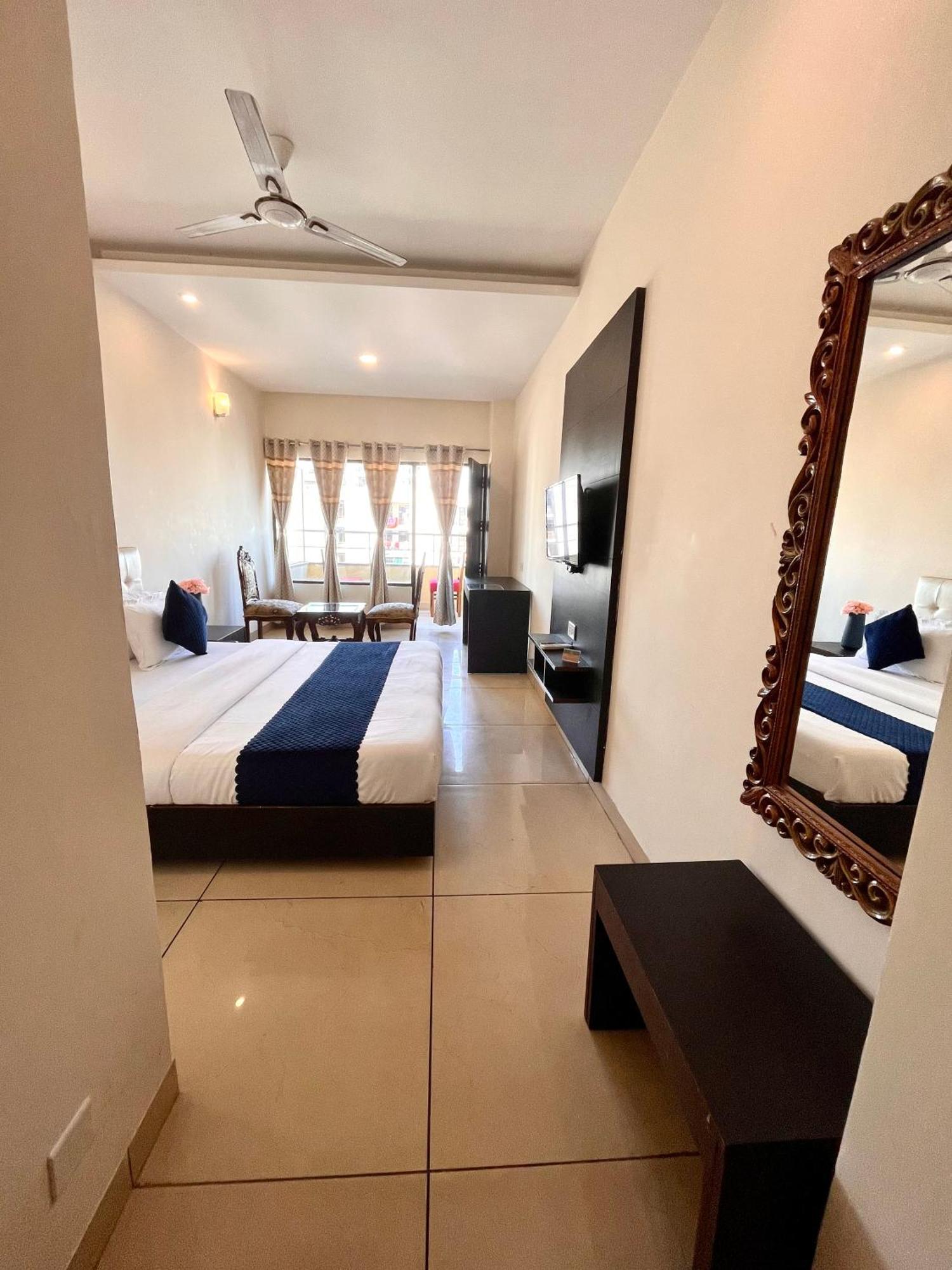 Zirakpur Hotel Jb Residency !! Luxurious & Royal Balcony Rooms !! Large Rooms מראה חיצוני תמונה