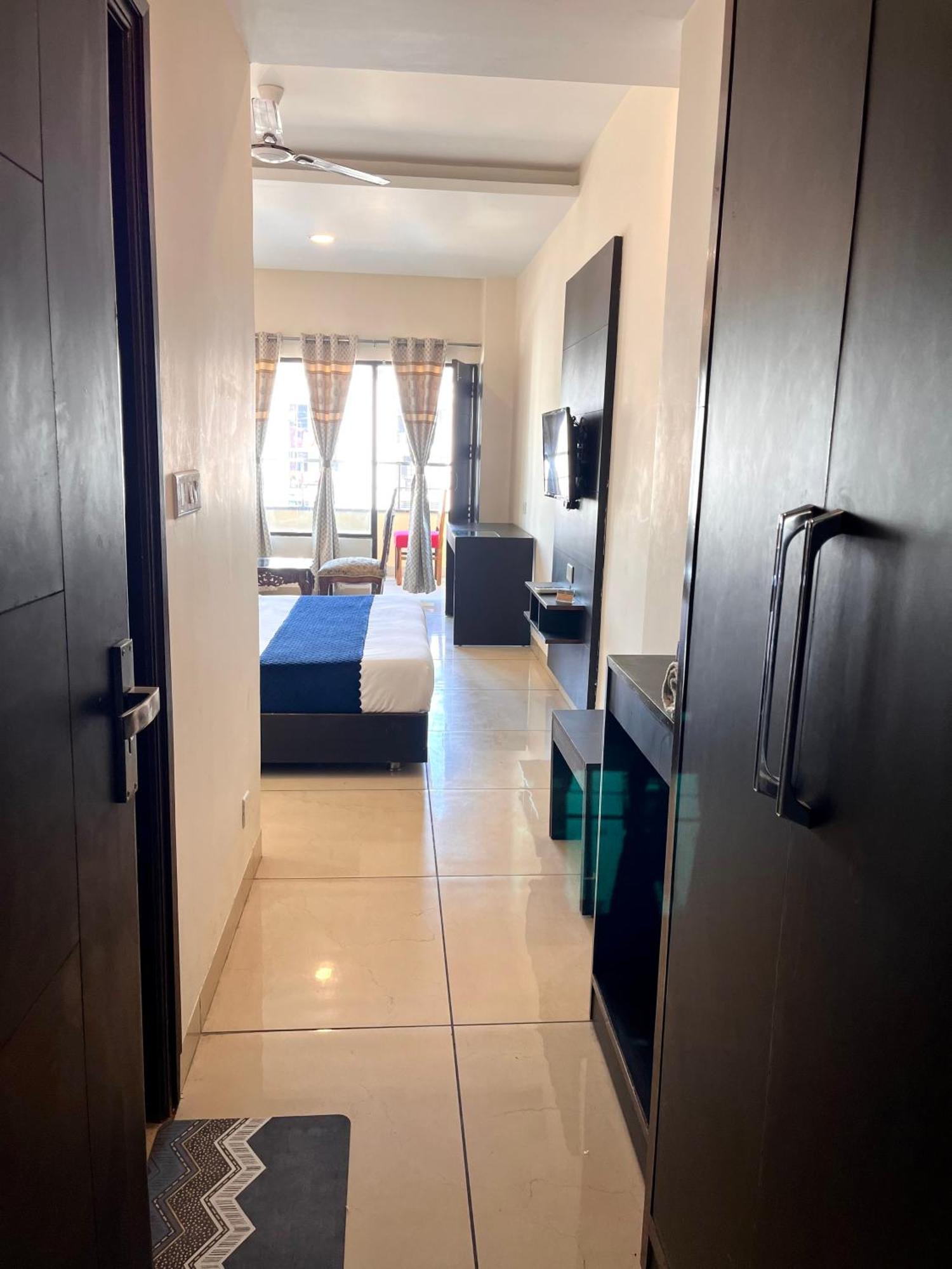 Zirakpur Hotel Jb Residency !! Luxurious & Royal Balcony Rooms !! Large Rooms מראה חיצוני תמונה