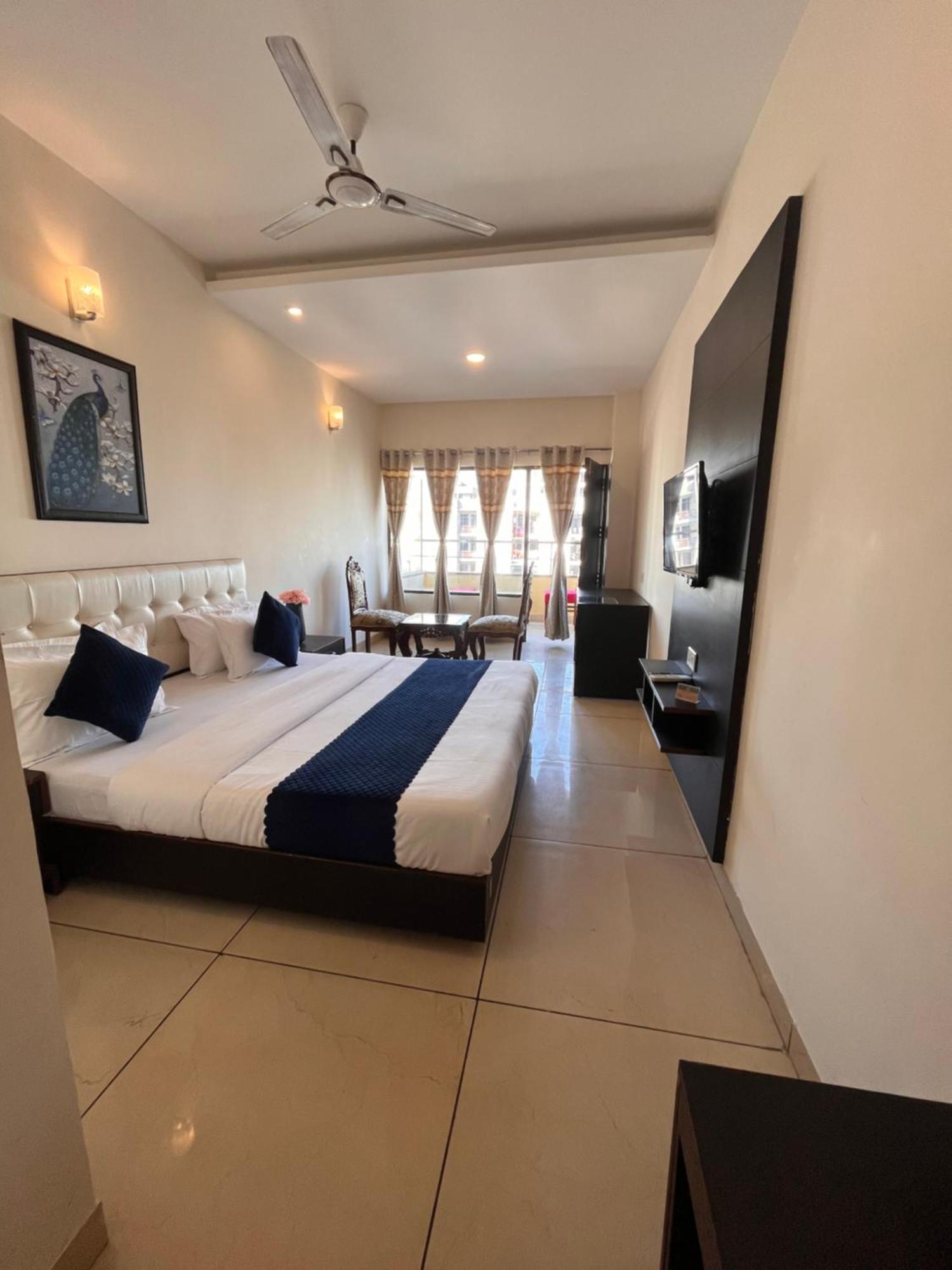 Zirakpur Hotel Jb Residency !! Luxurious & Royal Balcony Rooms !! Large Rooms מראה חיצוני תמונה