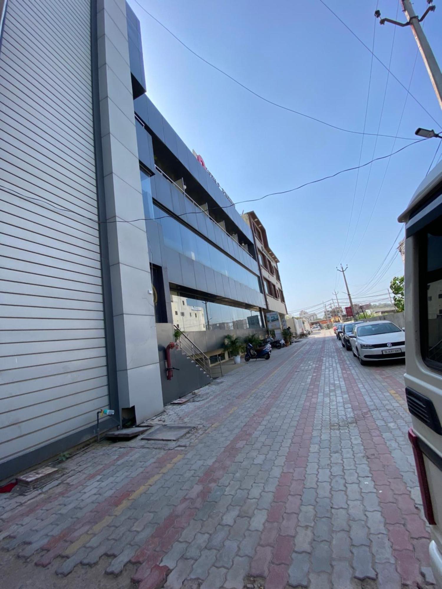 Zirakpur Hotel Jb Residency !! Luxurious & Royal Balcony Rooms !! Large Rooms מראה חיצוני תמונה