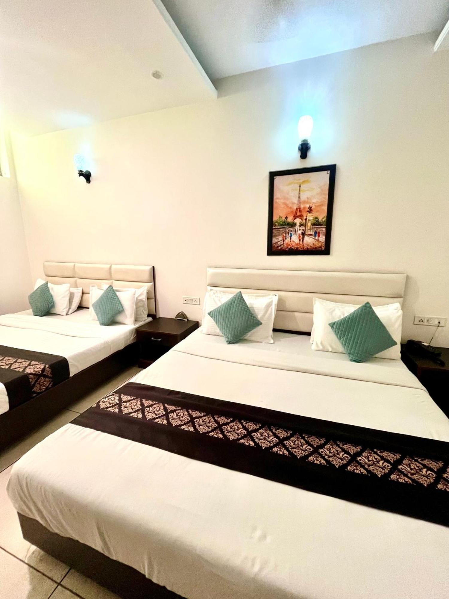 Zirakpur Hotel Jb Residency !! Luxurious & Royal Balcony Rooms !! Large Rooms מראה חיצוני תמונה