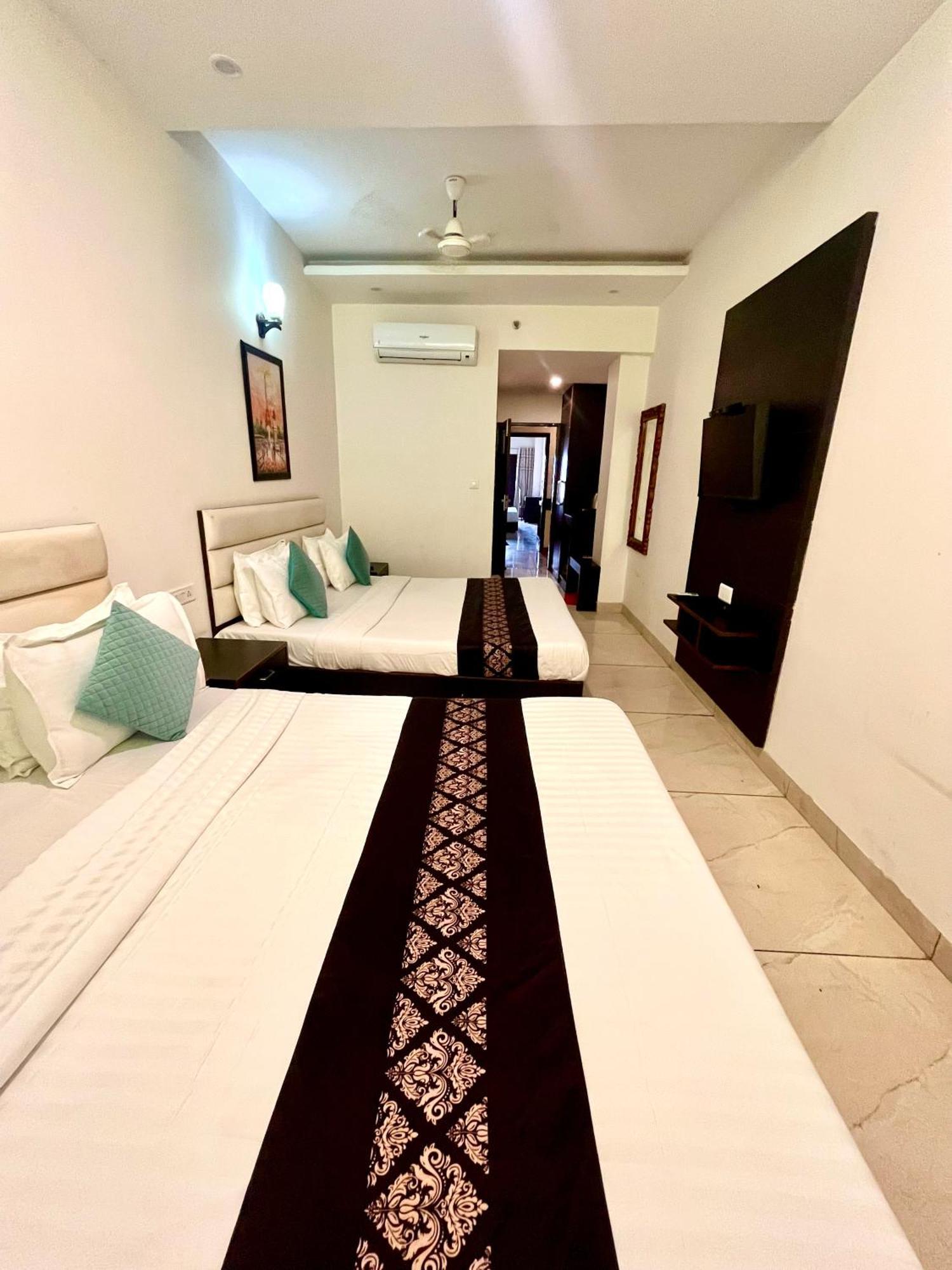 Zirakpur Hotel Jb Residency !! Luxurious & Royal Balcony Rooms !! Large Rooms מראה חיצוני תמונה